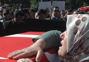 Elazığ şehidine ağladı 
